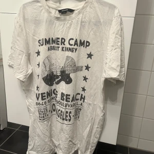 Vit t shirt - En vit t shirt från Zadig Voltaire som jag inte använder längre. Storleken är M men den är oversized så är stor, jag skulle säga att den är mer åt L.