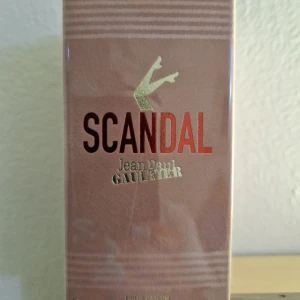 Scandal Eau de Parfum från Jean Paul Gaultier 30 ml - Upptäck Scandal, en Eau de Parfum från Jean Paul Gaultier. Denna doft kommer i en elegant rosa förpackning med en unik design av ben på toppen. Perfekt för den som vill ha en djärv och minnesvärd doft.