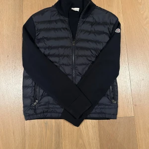 Moncler cardigan - Moncler cardigan i toppskick. Andvänd runt 2-3 gånger och inga defekter på jackan. Köpt från Moncler.