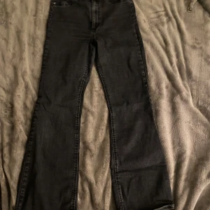 Svarta bootcut jeans från C Denim - Snygga svarta bootcut jeans från C Denim med hög midja. Klassisk design med knapp och dragkedja framtill. Byxorna är inte använda så jättemycket så dem är inte slitna någonstans