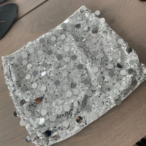 Glittrig silver kjol - Snygg silvrig mini paljettkjol. Har sytt upp den lite men aldrig använd💗