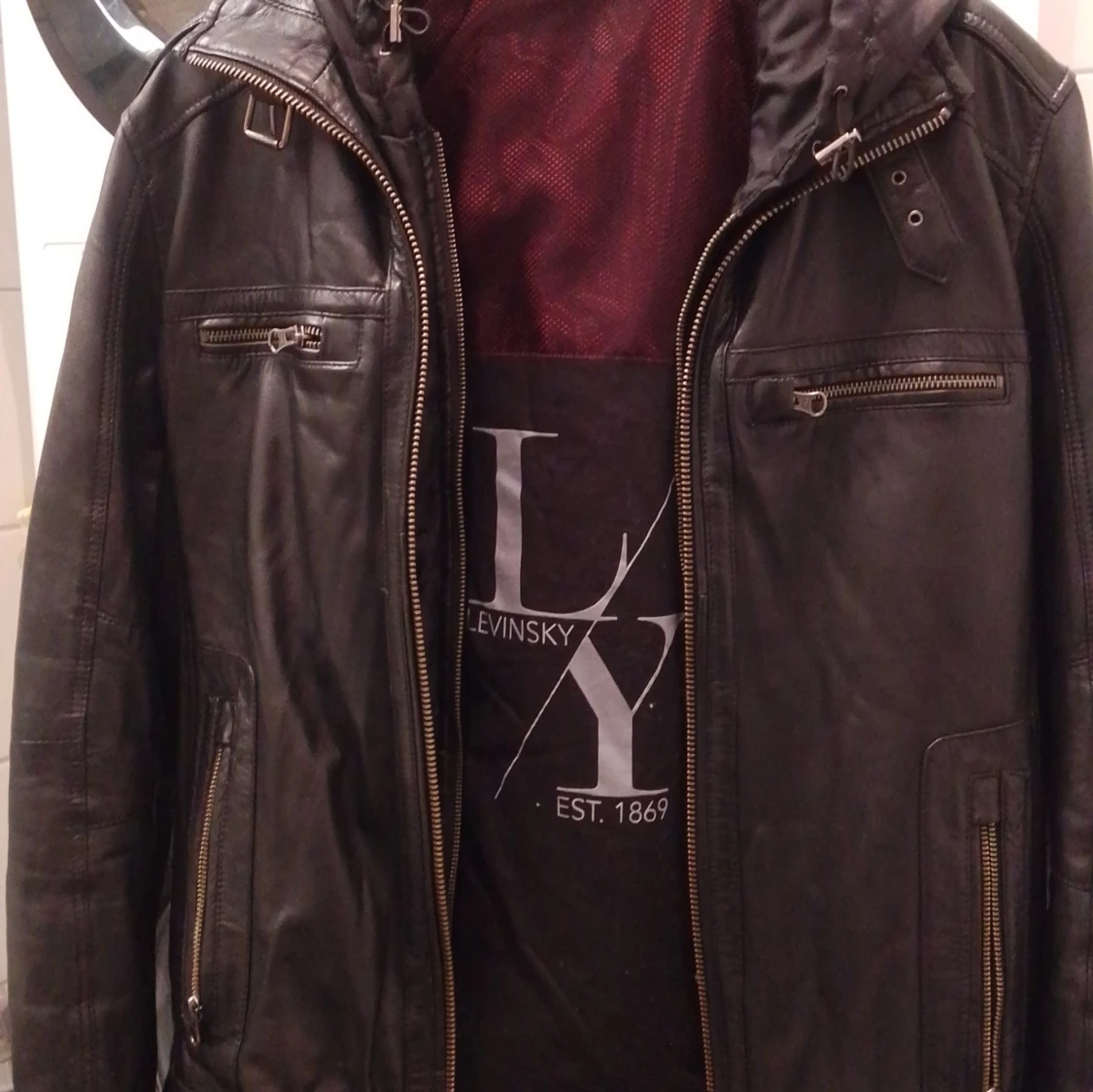 Svart skinnjacka med huva - 90