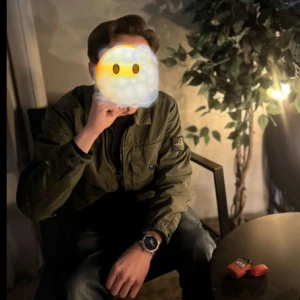 Grön Stone Island overshirt - Fet overshirt från Stone Island, köpt från GOAT i oktober. Kvitto finns. Hör av er vid fler funderingar eller frågor!!