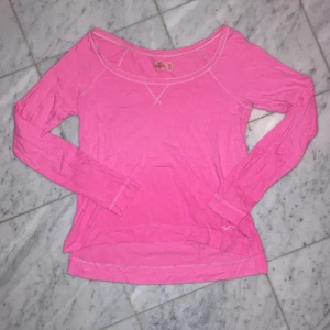 Hollister topp - Tröja från Hollister i hot-pink, jättefin att ha lite off-shoulder 