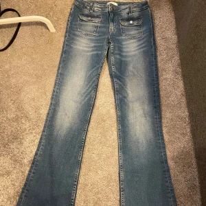 Blå jeans från Gina Tricot - Snygga blå jeans från Gina Tricot med frickor fram, strl 164💞De är i nyskick och använda fåtal gånger. Tror inte de säljs längre men de är köpta för 399 kr💕