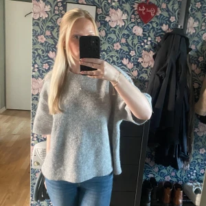 Tröja - En stickad T-shirt från Gina tricot. Köpte i XL för att jag ville ha en oversized look men tröjan passar på allt från S-XL💕 i bra skick
