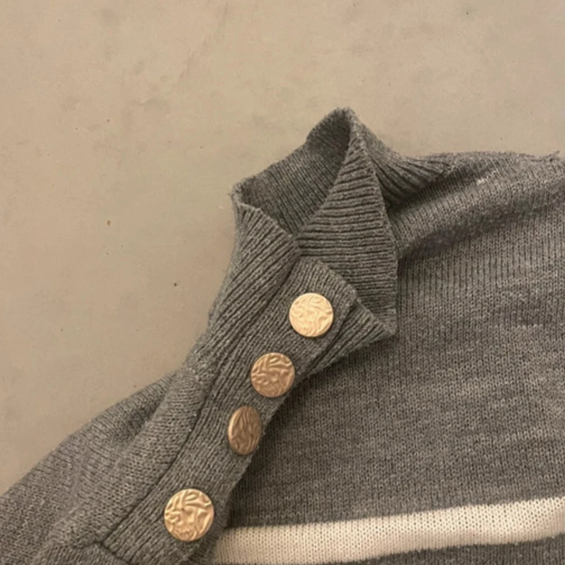 Grå och vit randig tröja med guldiga knappar - 92