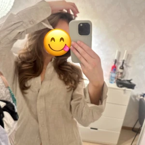 Beige linneskjorta - Som tog linneskjorta ifrån hins, går bra till både linnebyxor och jeans
