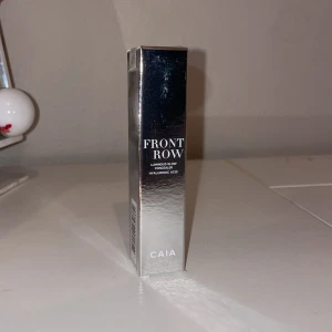 Front Row Luminous Glow från CAIA - Helt ny Caia concealer. Först tänkt ha som bronser men blev helt fel färg, när jag öppnade förpackningen. Så tänker nu sälja den för endast 20kr/FÄRG,6w