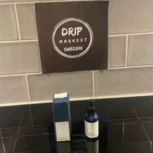 Pyunkang Yul Essence Toner - Helt ny och oanvänd flaska Pyunkang Yul Essence Toner. Den kommer i en elegant blå glasflaska med pipett för enkel applicering. Förpackningen är stilren och minimalistisk, perfekt för den som söker effektiv hudvård med en touch av lyx. Ord pris 299 kr