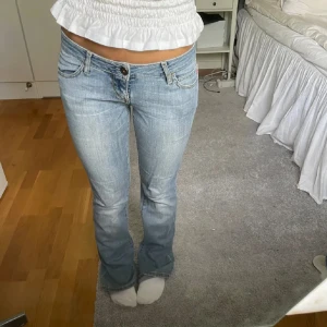 Ljusblå jeans - Snygga ljusblå Levis jeans med bootcut-stil och låg midja. Perfekta för en avslappnad look. Klassisk femficksdesign med knapp och dragkedja framtill. Midjemått 37 cm💞innerben 83💞
