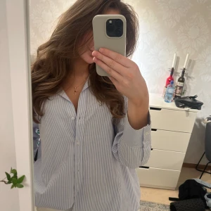 Blus Zara  - Oversize skjorta ifrån Zara, perfekt till sommaren