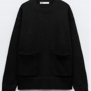 Svart stickad tröja från Zara - Säljer en stilren svart stickad tröja från Zara. Tröjan har långa ärmar och två fickor på framsidan, finns ej att köpa längre💕