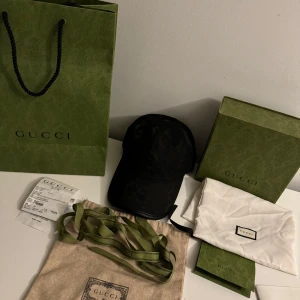 Gucci jumbo keps - Svart Gucci jumbo keps i utmärkt skick, köpt i Gucci affär i Stockholm som det står på kvittot, använd typ 6-7 gånger inga skador heller, pris kan diskuteras skriv om ni har frågor, bara kepsen kommer med