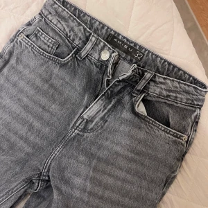Grå jeans från Amisu - Snygga grå jeans från New yorker i storlek 32. Supersnygga på men tyvärr för små för mig, har en rak modell på benen🩶