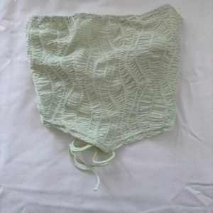 Grön bandeautopp med snörning - Grön bandeautopp med snörning, kan vara lite genomskinlig, gott skick