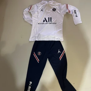 Psg tracksuit  - Psg tracksuit med tagg kvar, endast testad på men var för stor för den därav säljer jag den. Storlek M, hör av vid minsta intresse🤩🤝