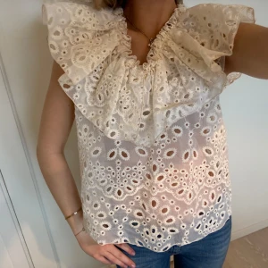 Hålbroderad topp - Sååå fin hålbroderad topp med volanger frpn Wera💕 prislappen kvar