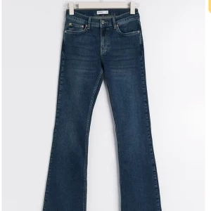 Blå bootcut jeans - Snygga blå bootcut jeans från Ginatricot, aldrig använda! I storlek 38 tryck gärna på köp direkt 