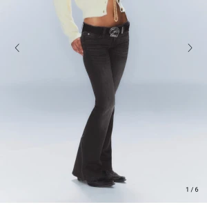 Svarta bootcut jeans från Cheap Monday - Supersnygga bootcut jeans från Cheap Monday (Weekday). Jeansen är oanvända och ligger kvar i sin påse, men prislappen är borttagen. Helt slutsålda, därav priset💗 Storlek 24/30 - midjemått: ca 32 cm   innerbenslängd: ca 75cm