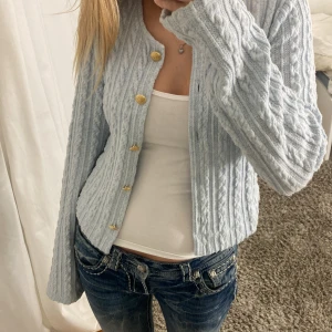 Ljusblå stickad kofta från Nelly - Säljer en ljusblå stickad kofta från Nelly med långa vida ärmar, super snygg!!