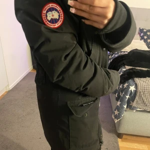 Svart Canada Goose - Svart goose jacka i storlek M utan päls. kan mötas upp i sthlm elr eskilstuna. pris kan sänkas. har tyvärr inte kvitto då jag fick den som present. säljer billigt pga jag tappa bort pälsen. 