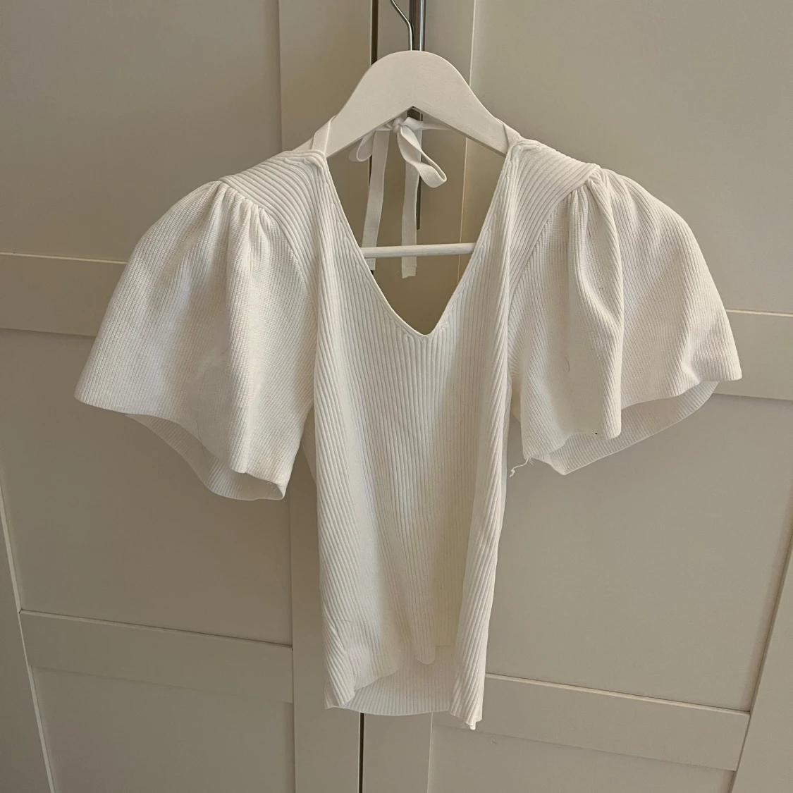 Vit ribbad topp med knytband - 90