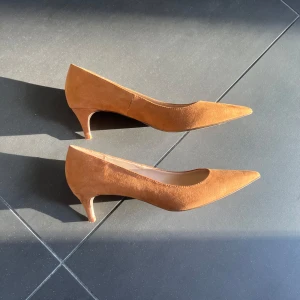 Bruna mockapumps med spetsig tå - Jätte snygga låga klackskor i mocka liknande från mango. I storlek 39 men tyvärr för små för mig som vanligtvis bär strl 39. Passar en 38 istället. I bra skick köpta från sellpy.