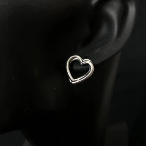 Silverfärgade hjärtformade örhängen - ❗️Tar endast emot Swish ❗️Snygga och stilrena örhängen i form av hjärtan. De är silverfärgade och passar perfekt för att ge en subtil men elegant touch till din look. Perfekta för både vardag och speciella tillfällen.