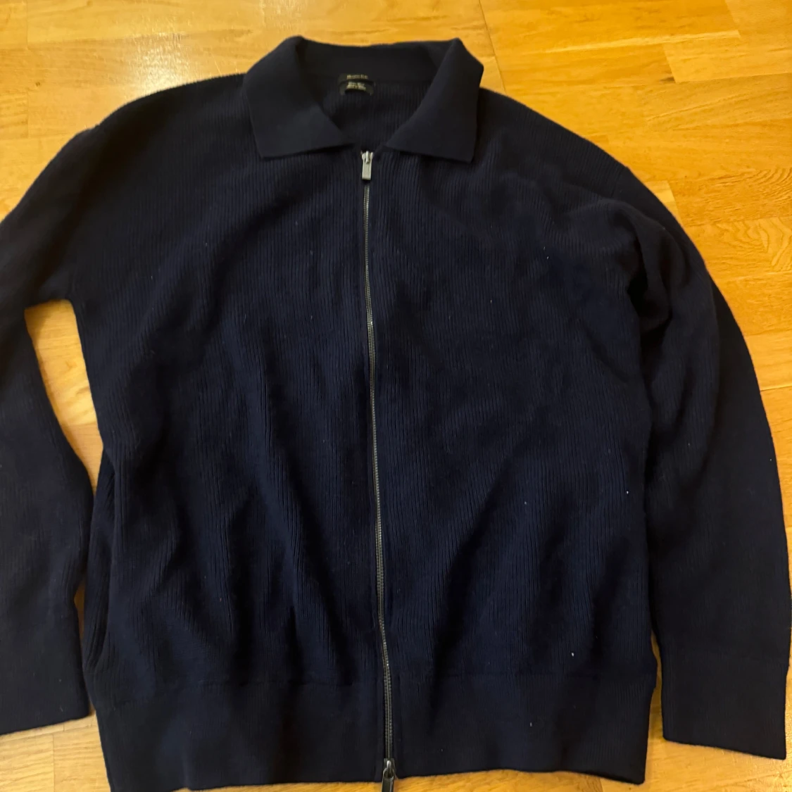 Mörkblå kofta med dragkedja