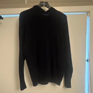 Svart hoodie från Zara - Säljer en stilren mörkblå stickad hoodie från Zara. Perfekt för en avslappnad look med sin klassiska design och bekväma passform. Den har långa ärmar och en praktisk huva. Super mysig och jätte skön. Sticks inte alls. 