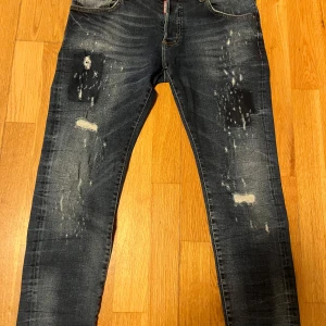 Dsquared2 Jeans - Säljer dessa Dsquared2 jeans eftersom de inte passar, de är i storlek 48 (italiensk) men sitter som 44. Mycket bra skick och knappt använda