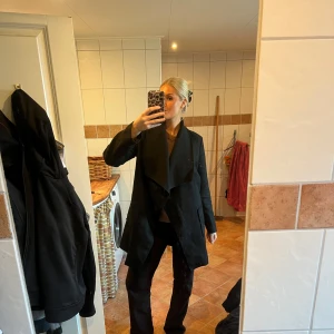 Svart kappa - Säljer nu min svarta kappa från Bikbok. Storlek 36/S. Perfekt nu till vintern/våren🥰nypris: 799kr. Pris kan diskuteras!!