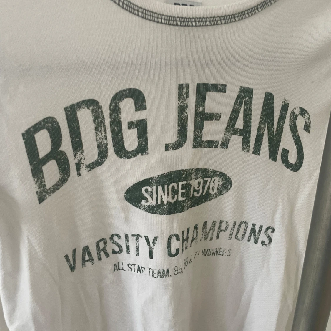 Vit t-shirt med gröna detaljer från BDG Urban Outfitters - 91