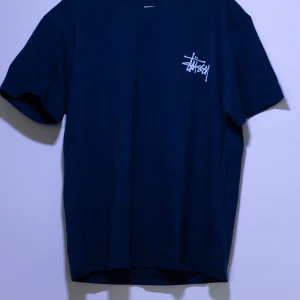 Stüssy T-shirt / Stussy T-shirt - Helt ny Stüssy / Stussy T-shirt med vit logga på bröstet och ryggen. Perfekt för en snygg look.