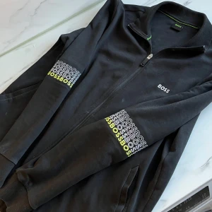 Svart tröja från Boss - Snygg svart tröja från Boss, skick 8/10, så klart äkta !, vid frågor hör av er! 