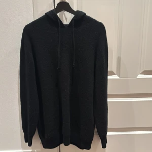 Kashmir hoodie -  Tja! Säljer denna svarta kashmir hoodien då jag inte använder den. Skicket är 9,5/10 då jag använt den 2 gånger. Storlek M.