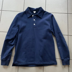 Mörkblå piké - Snygg mörkblå piké från Arket. Skick: 9/10 - Nypris: 1000kr - Mitt pris: 300kr. Modellen är 184cm