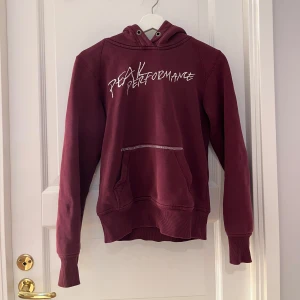 Peak performance hoodie  - Säljer denna snygga hoodie som är perfekt till skidåkning och afterski. Den är i bra skick.