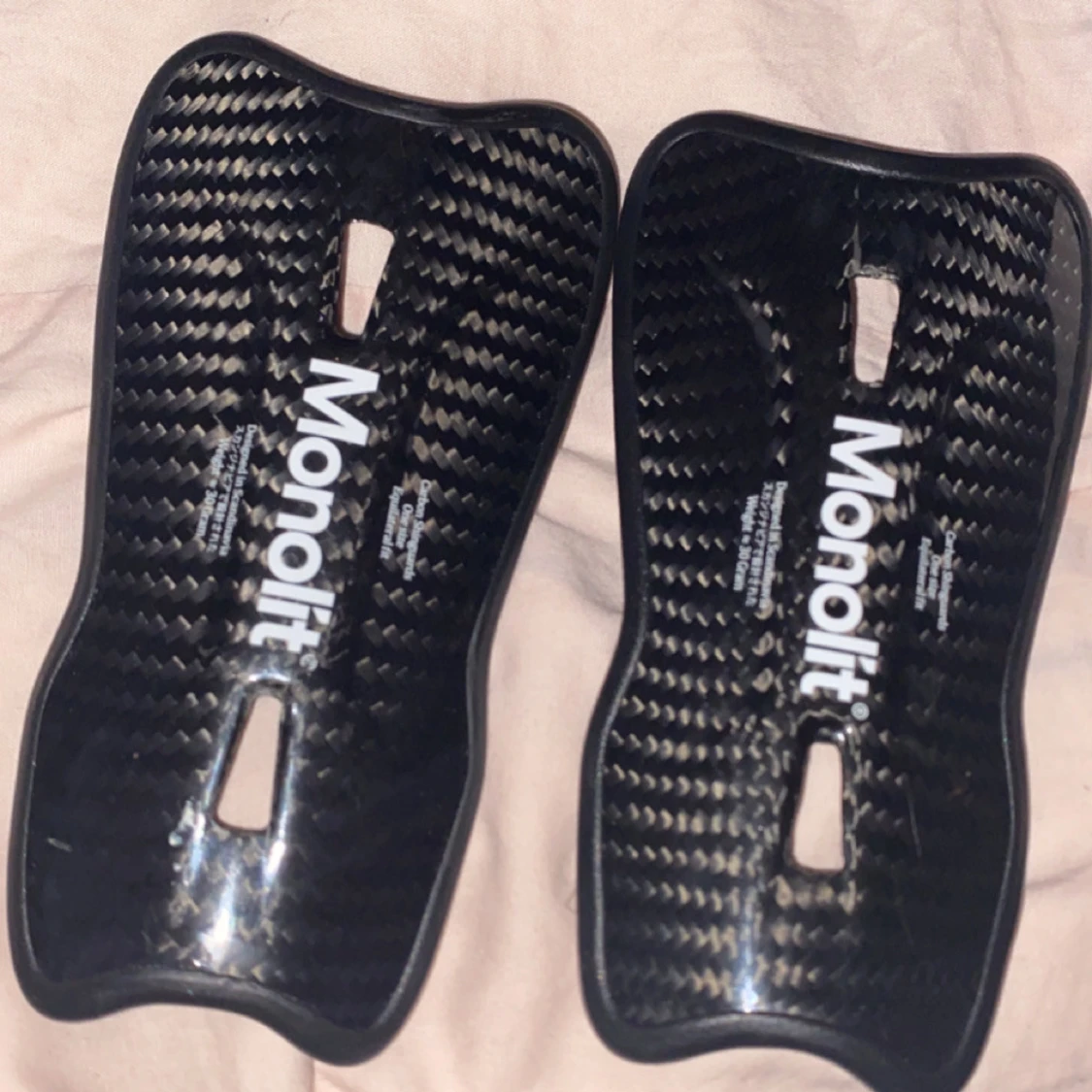 Svarta benskydd från Monolit - 90