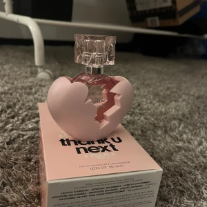 Parfym från Ariana Grande - Parfym från ariana grande💕endast testad och luktar väldigt gott ä, men säljer då den inte passar mig i min typ av parfym. Kommer i orginalbox, skriv för fler bilder😊nypris 650kr