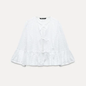 Zara Blus - Säljer min Zara blus. Den är för stor och använd inte, den är nästan i nyskick!