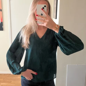 Mörkgrön blus med v-ringning - Supersnygg blus från Vero moda. Knappt använd, som ny! Passar perfekt nu till våren. Storlek: XS. Bara att skriva ifall frågor/fler bilder!💞