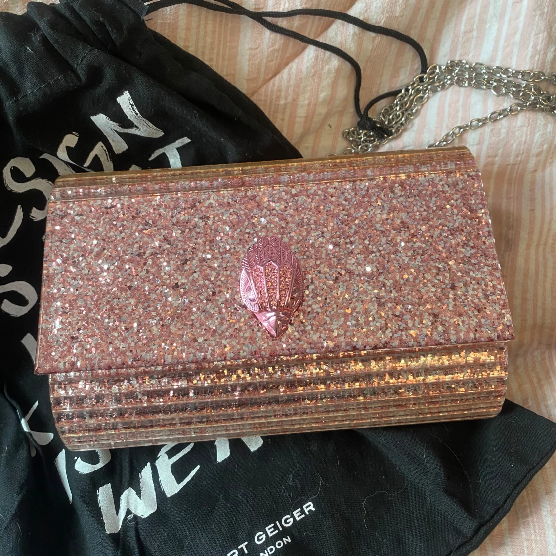 Glittrig rosa kuvertväska från Kurt Geiger