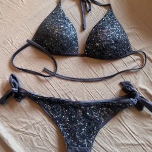 Calzedonia bikini - Ett supersnyggt sätt från calzedonia i marinblått med paljetter och med knytning i nacke och midja. Jag har aldrig användt bikinin men råkade klippa bort lapparna när jag testade.  Säljer som sett där av pris🥰köpte för ca 750 Pris kan diskuteras🩷🩷