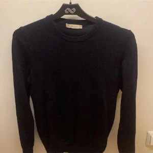 Crewneck från Suitsupply - Säljer en stilren mörkblå tröja från Suitsupply i mjuk merinoull, ny pris 1100kr