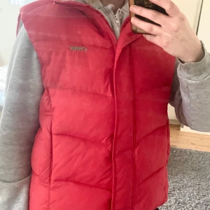 Väst - Ljusröd väst