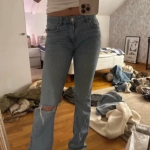 Blå bootcut jeans - Snygga blå bootcut jeans med en avslappnad passform. De har en klassisk femficksdesign och en liten reva på ena benet för en trendig look. Perfekta för en casual stil. avklippta passar 160