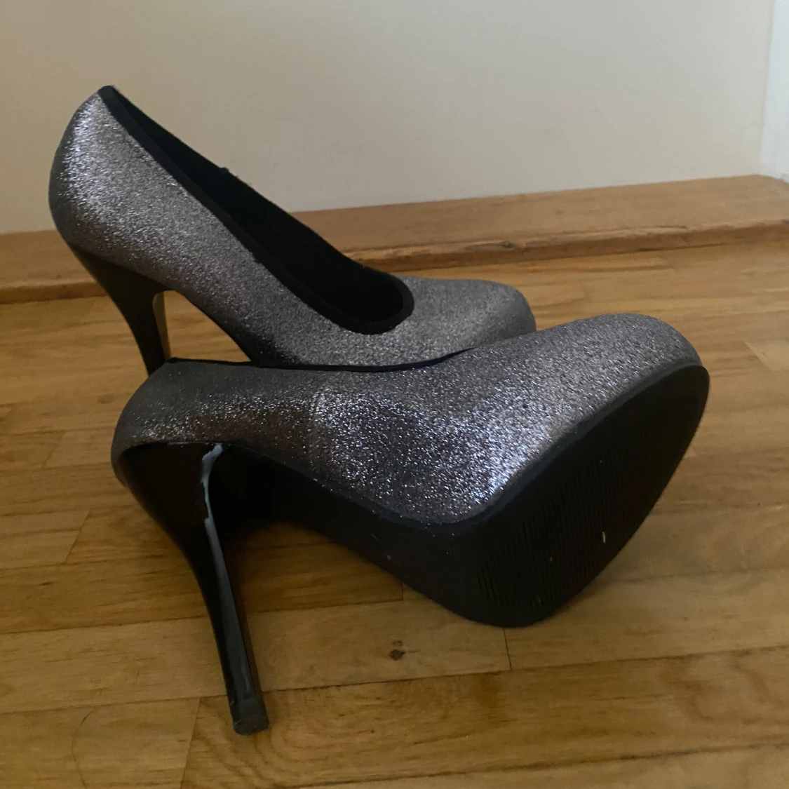 Glittriga klackar  - 1