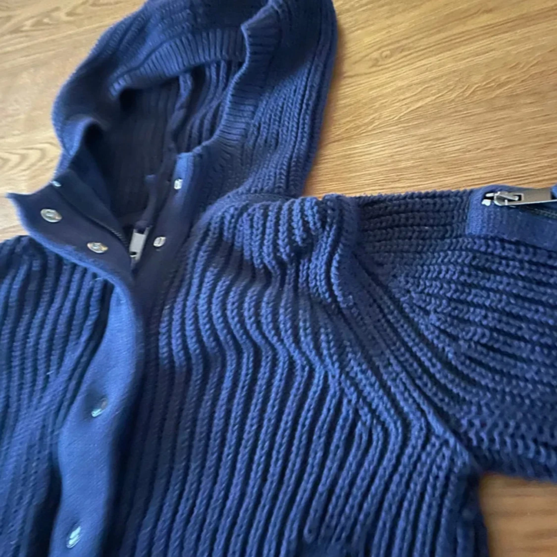 Mörkblå stickad hoodie med dragkedja - 2